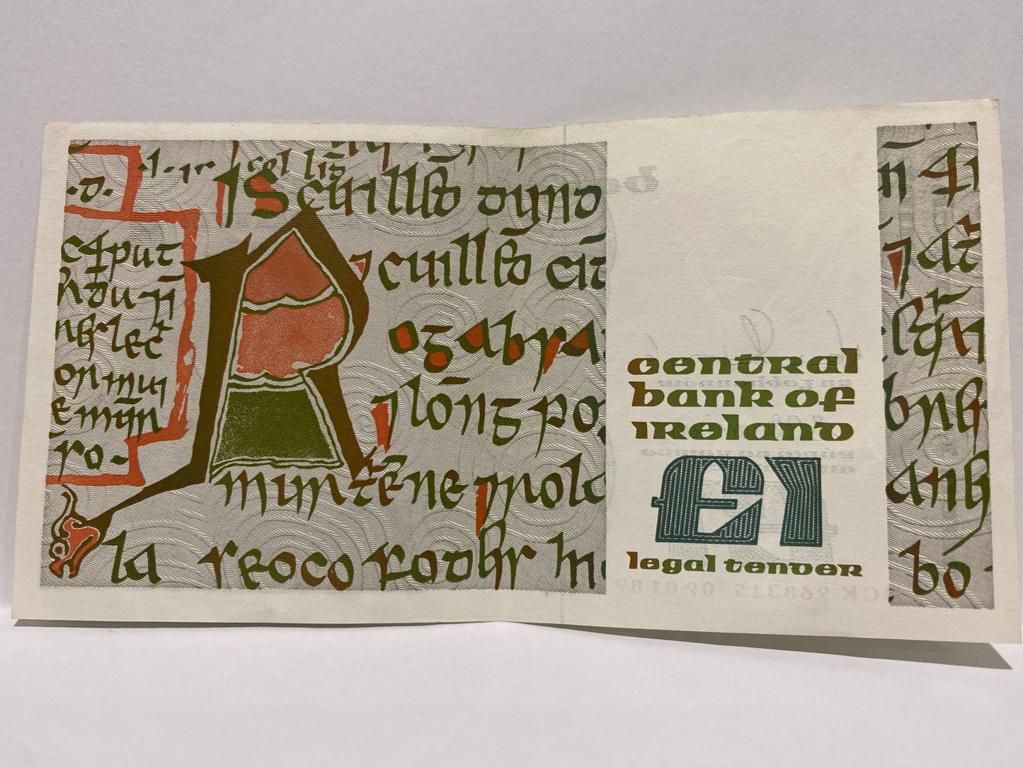 1989 IRELAND 1 POUND PAPER BANKNOTE UNCIRCULATED  WITH FOLD